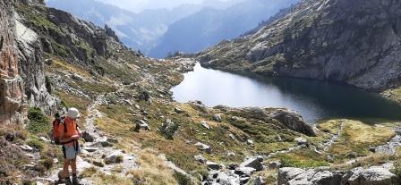 Homme Faisant De La Randonnée Et De La Nature Avec Une Montre